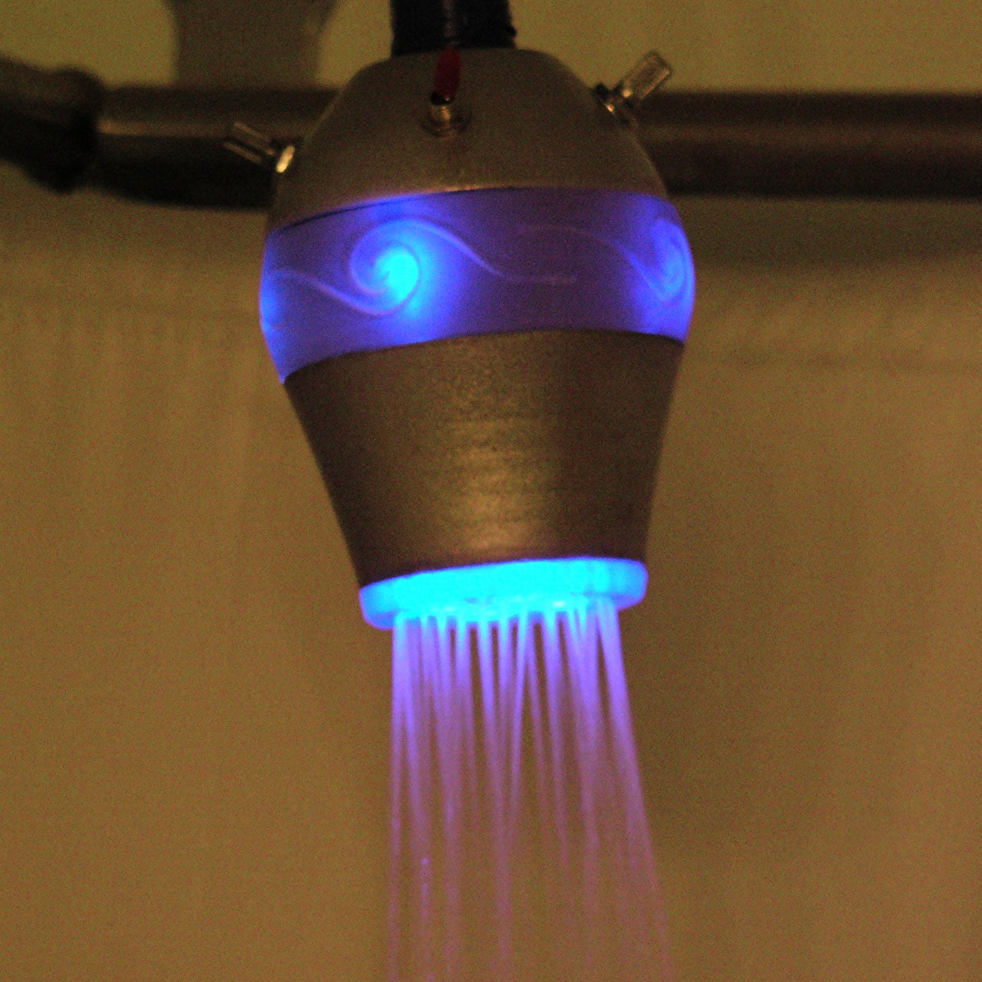 Innovative Shower Head Beautifully Reminds Us To Conserve Water Bit