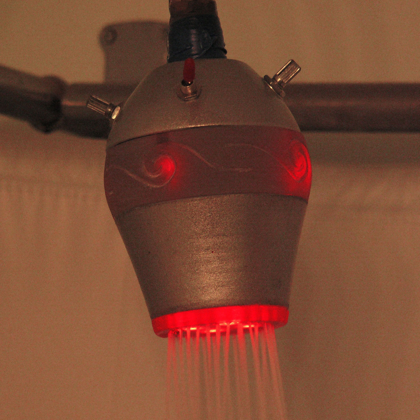 Innovative Shower Head Beautifully Reminds Us To Conserve Water Bit