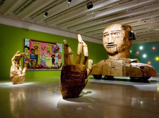 Veja imagens da instalação de Os Gêmeos no Museu Casa do Pontal