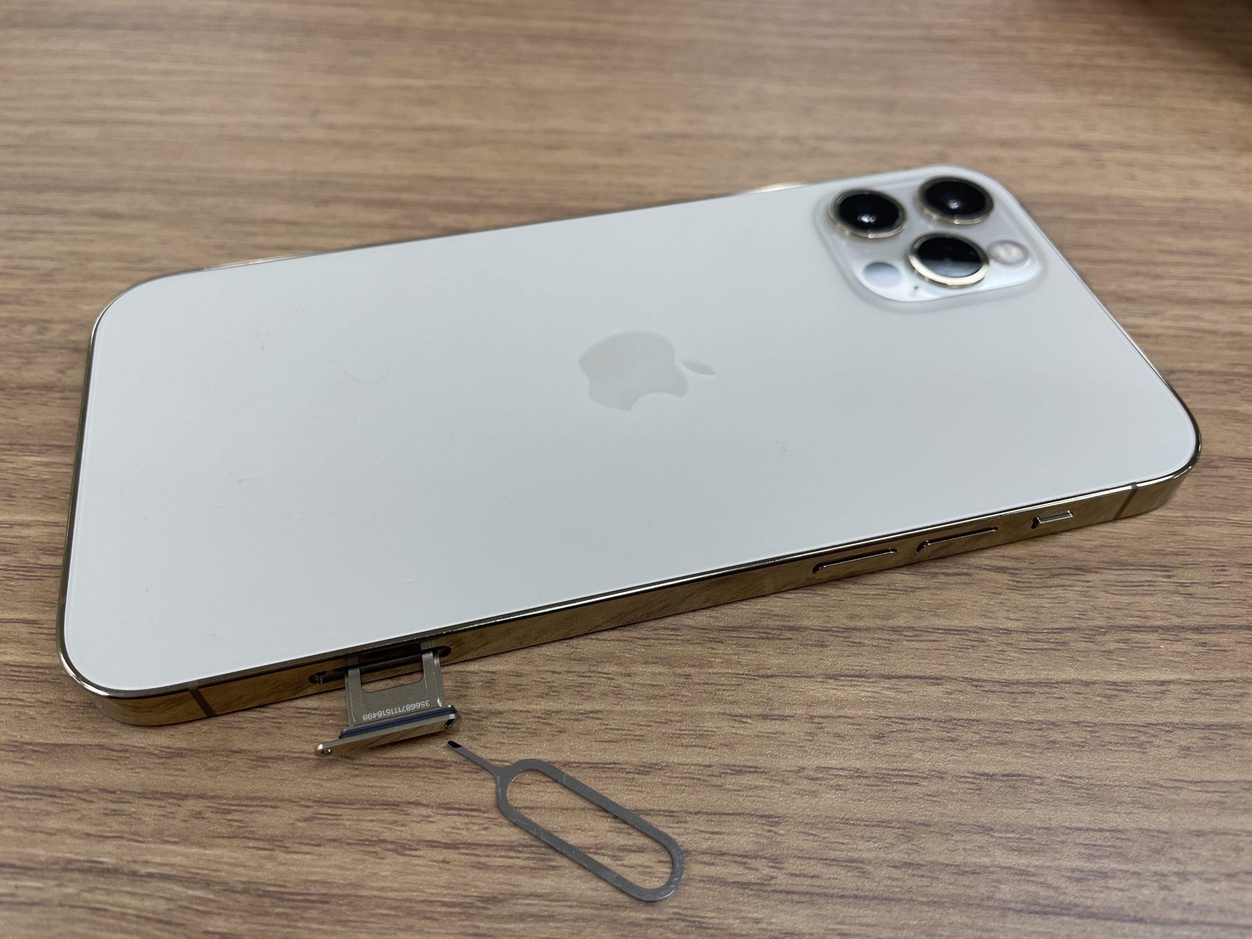 iPhoneのSIMカードを取り出す方法｜ピンがない時・取り出せない時の対処法も bitWave