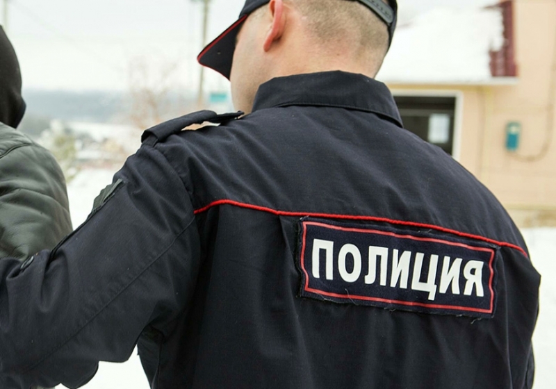 В Омске двое парней задержали ограбившего учительницу начальных классов