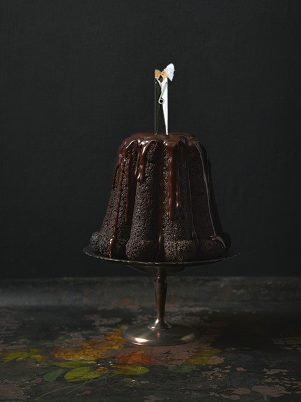 DIY Kissing clothespin cake topper Brooklyn Bride Modern Wedding Blog