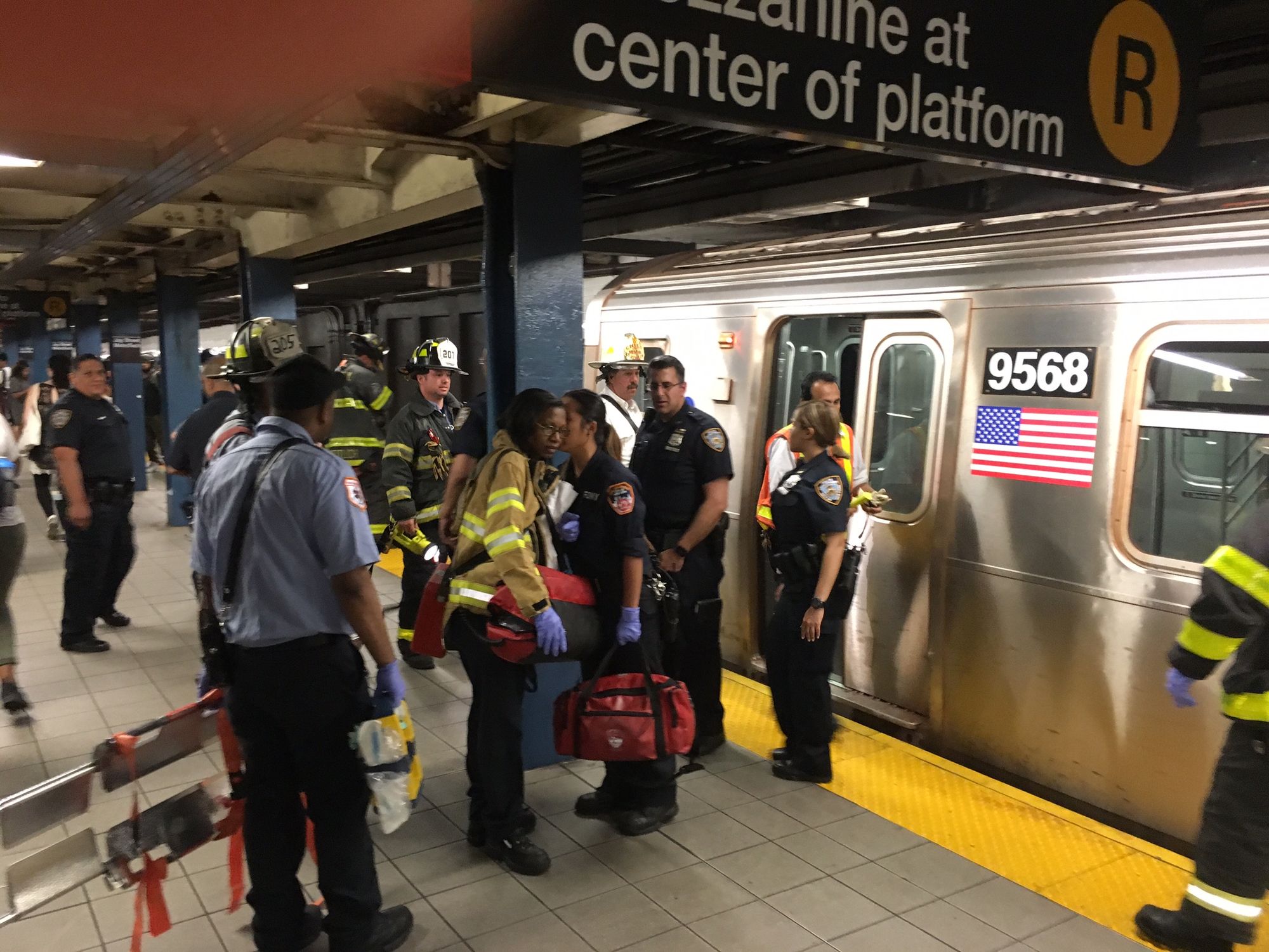 [UPDATE] BREAKING Man Jumps In Front Of F Train At Jay Street
