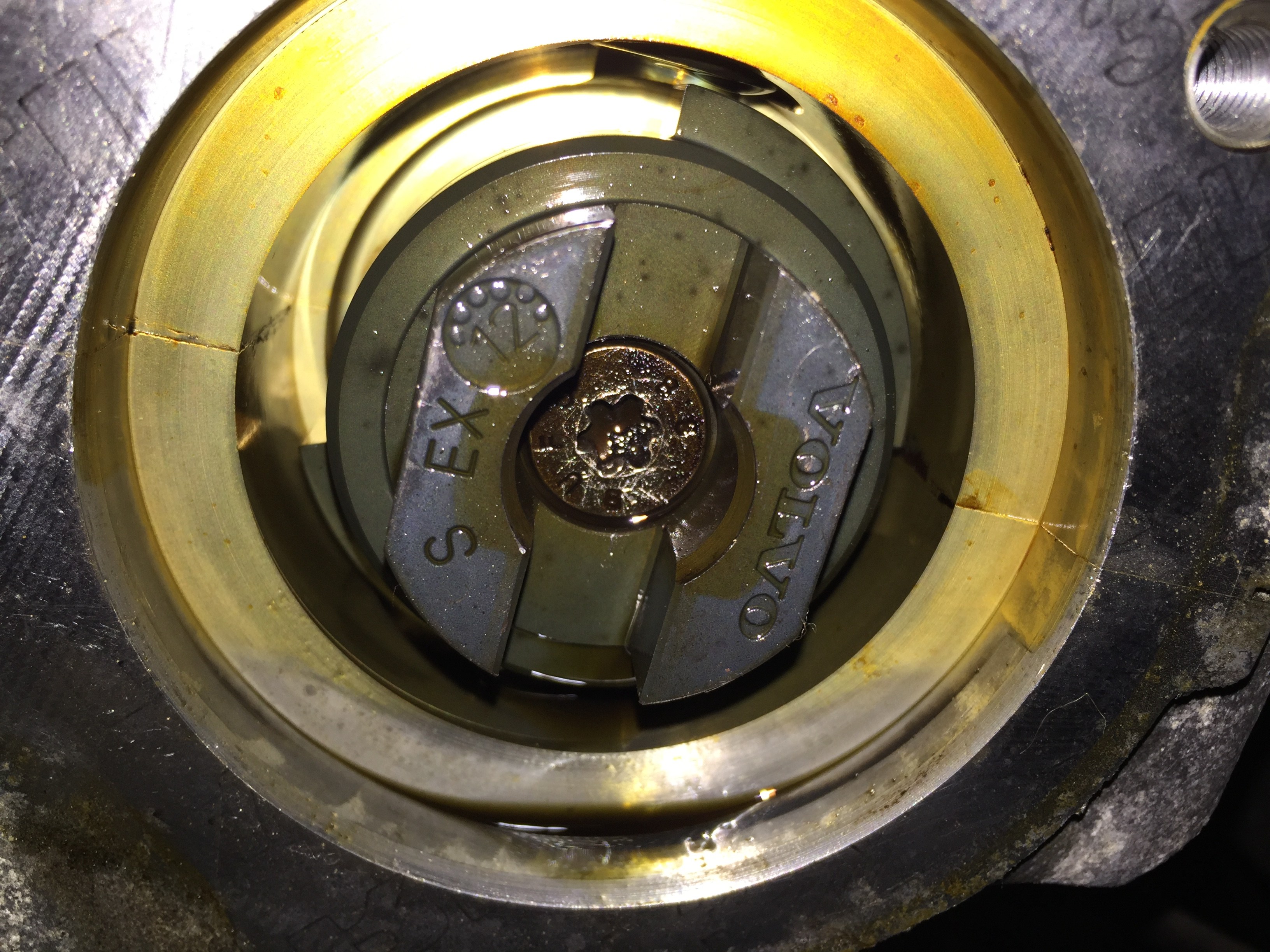 How to lock the camshaft with vacuum pump adaptor. SwedeSpeed Volvo