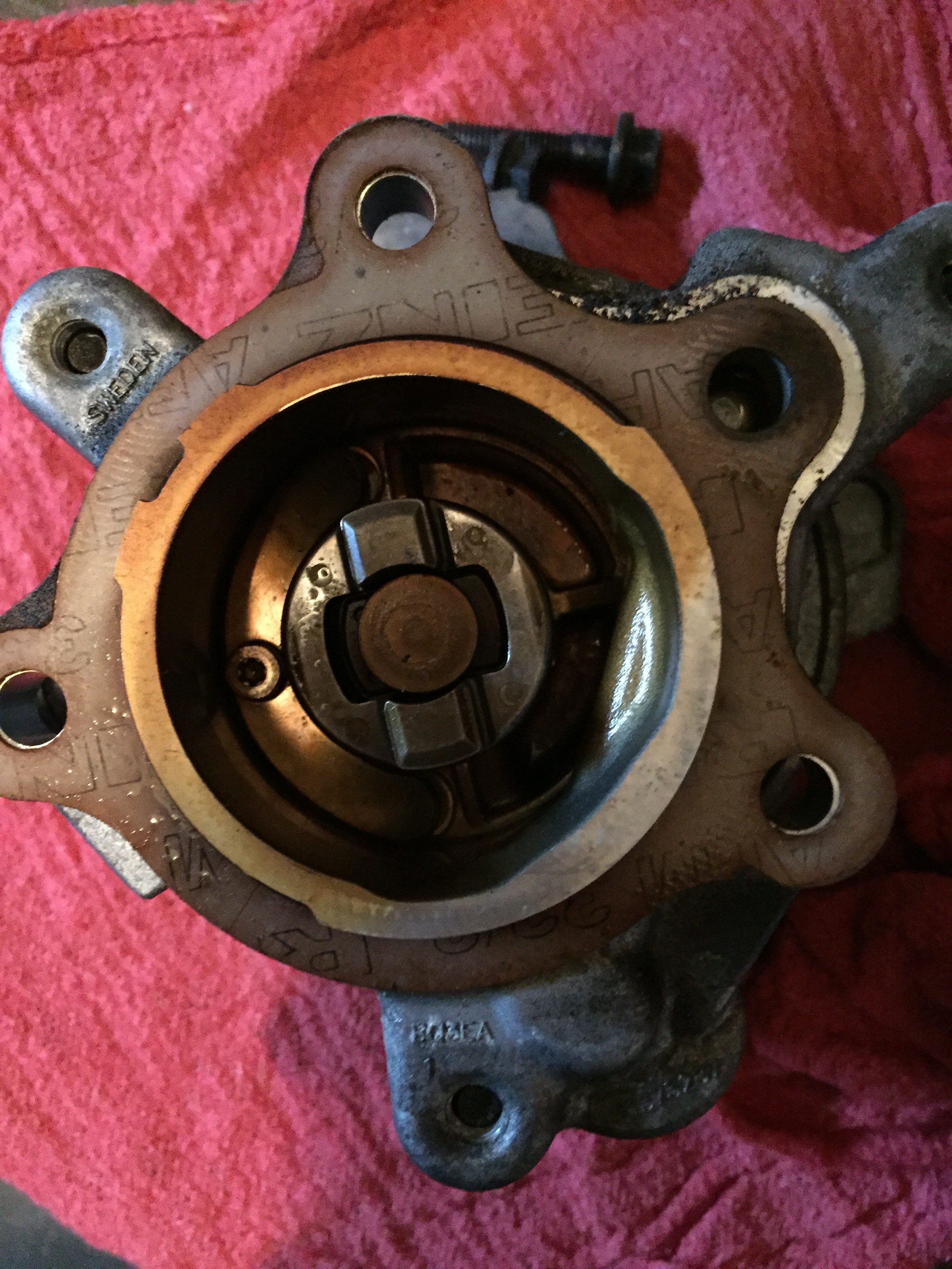 How to lock the camshaft with vacuum pump adaptor. SwedeSpeed Volvo