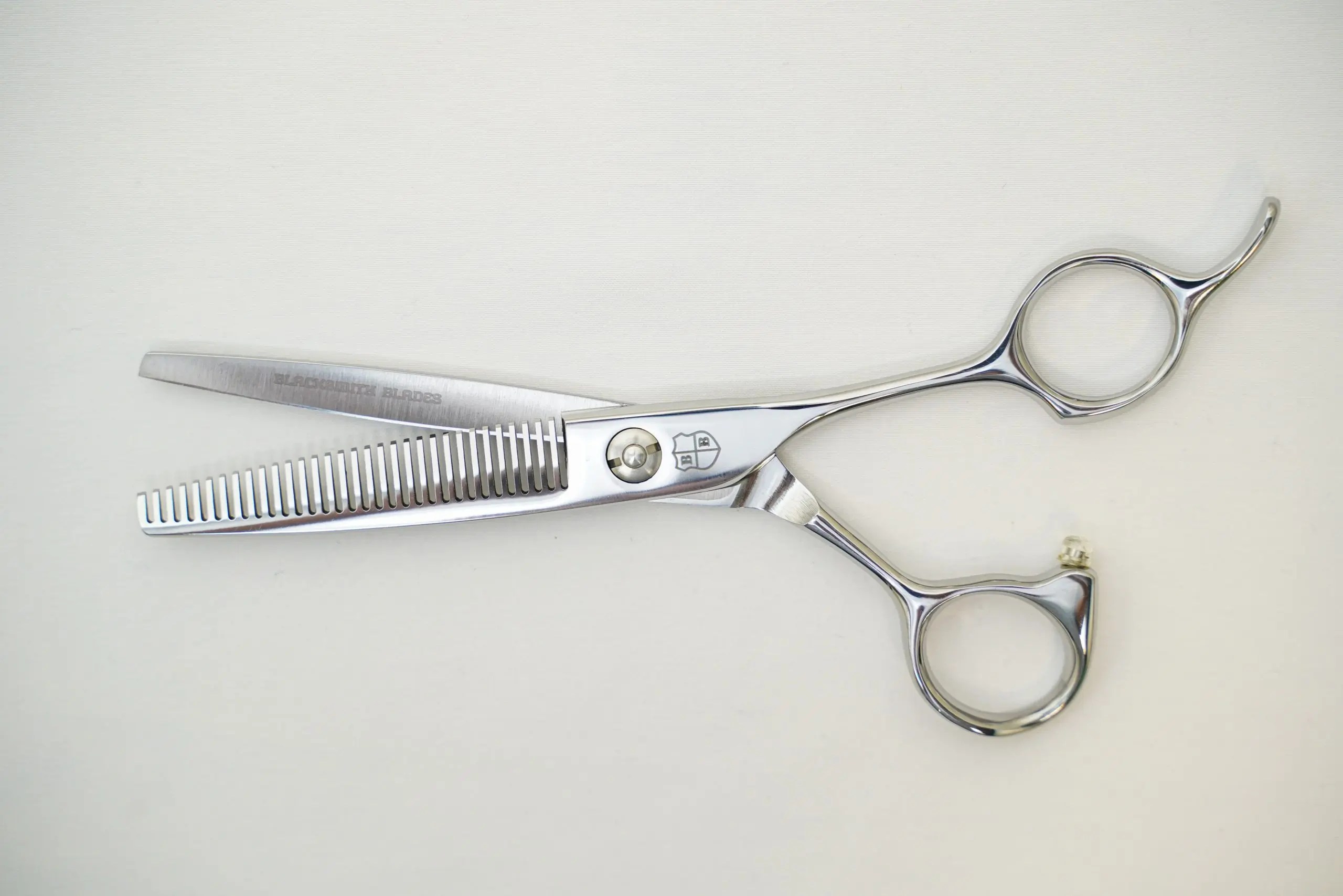 Precision Cutting 101 Mastering the Art of Texturizing with Thinning