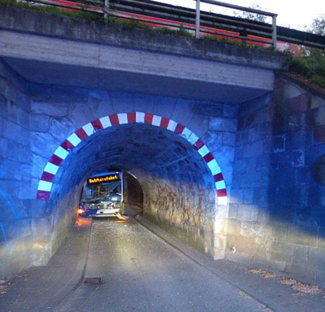 Linienbus kracht in Eisenbahnbrücke BlaulichtreportSaarland.de