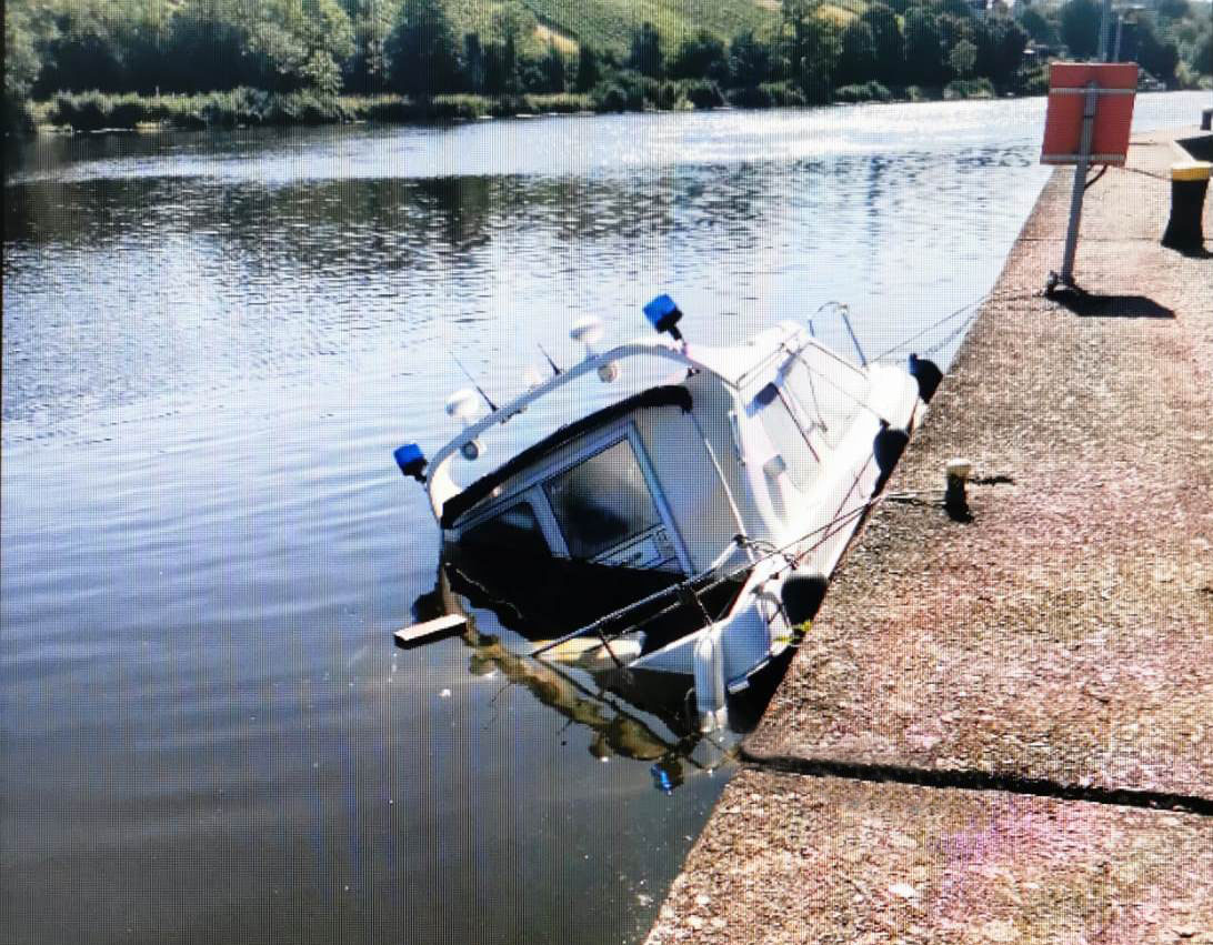 Einsatzboot der Wasserschutzpolizei gekentert BlaulichtreportSaarland.de