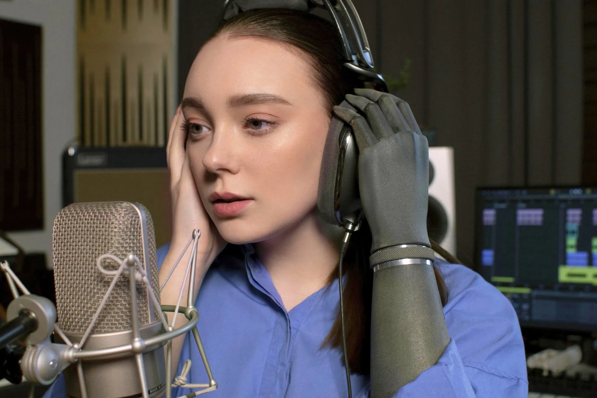 AIPowered Strong Esper Hand Adapts Natural Human Function