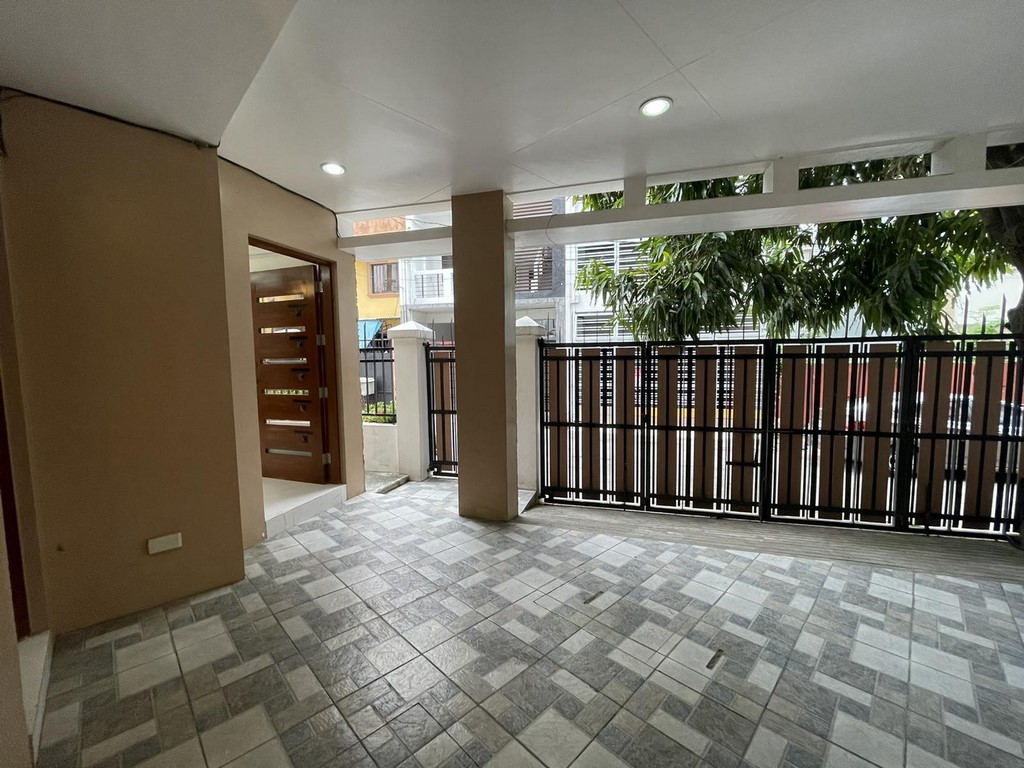 NEAR DONA SOLEDAD 3 STOREY CORNER HOUSE AND LOT FOR SALE IN BETTER