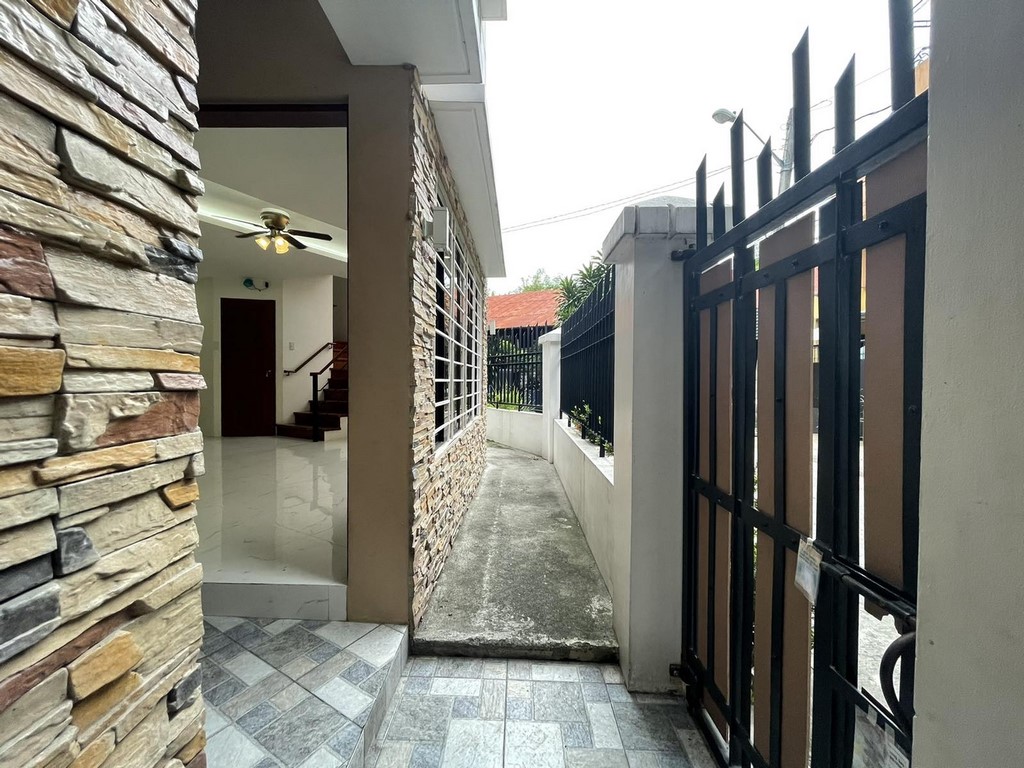 NEAR DONA SOLEDAD 3 STOREY CORNER HOUSE AND LOT FOR SALE IN BETTER