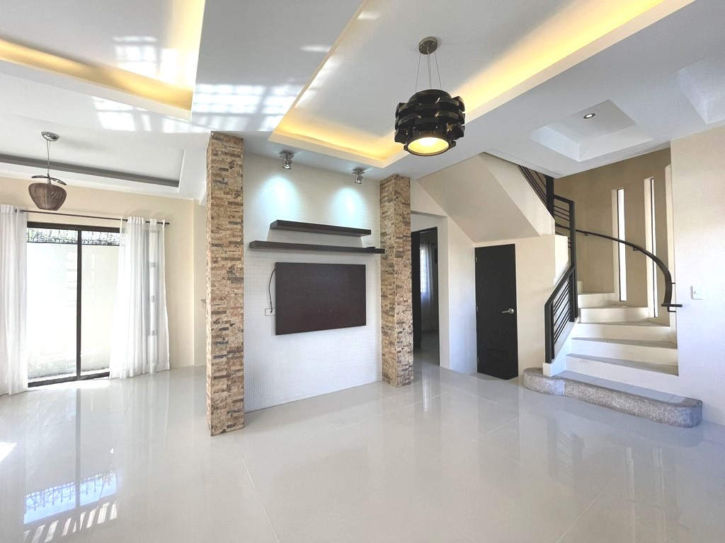 COZY CORNER HOUSE AND LOT FOR SALE IN BETTER LIVING PARANAQUE