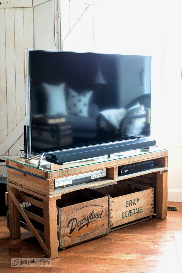 20 DIY Pallet TV Stand Plans and Ideas Blitsy
