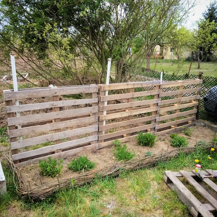 35 Cheap Pallet Fence Ideas To Build Yours at 0 Blitsy