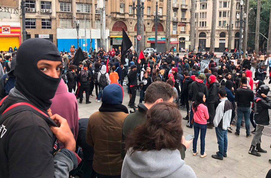 Comando da PM vÃª uso de tÃ¡tica de guerrilha urbana em protestos