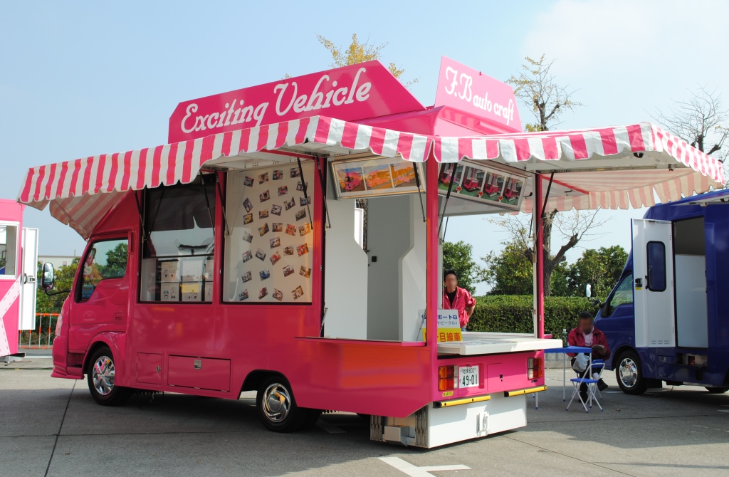 白か黒か・・・どっちもだ 移動販売車