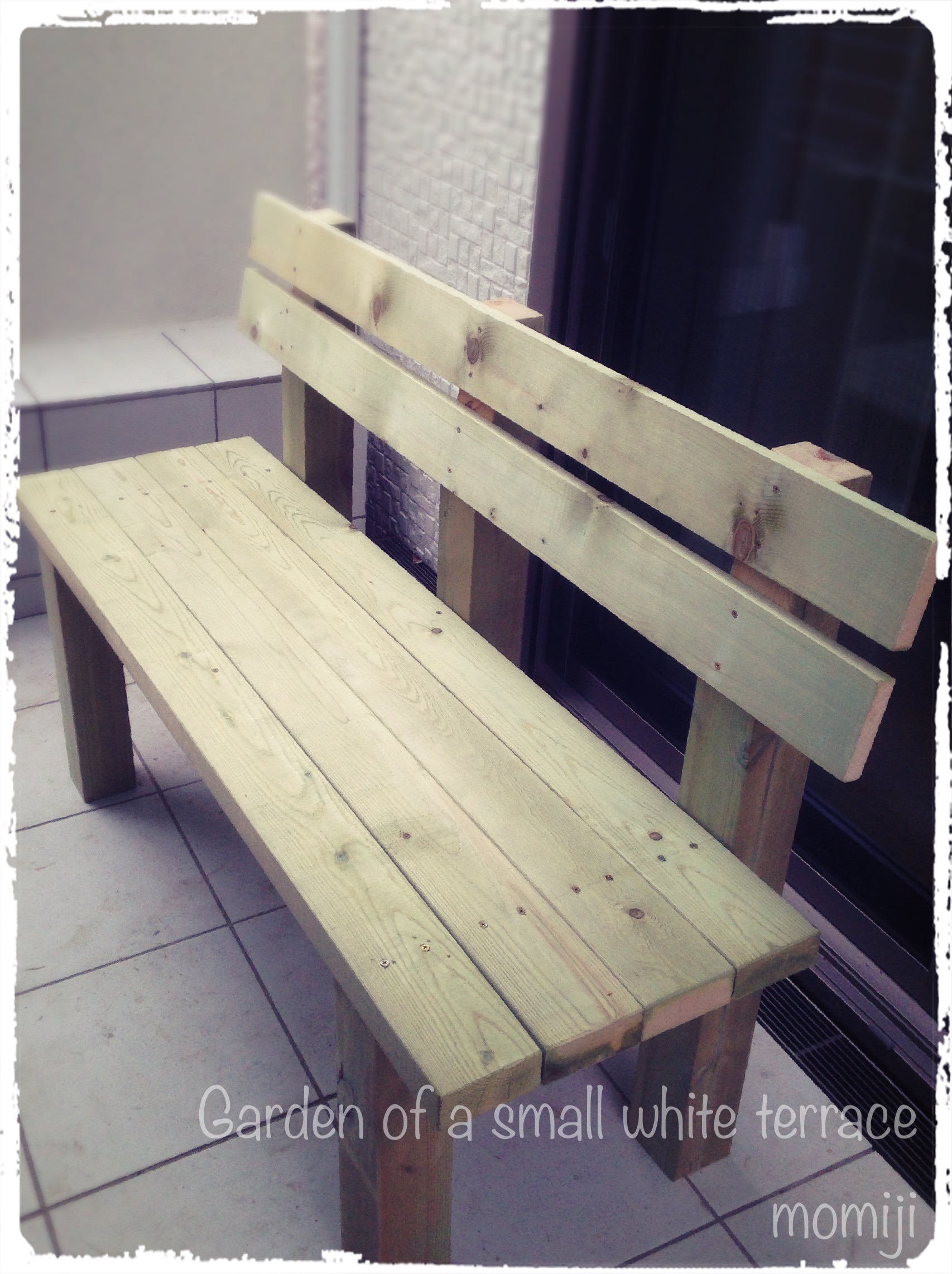 女ひとりで(*^^*)ガーデンベンチをDIY♪ 2 小さな白いテラスの庭