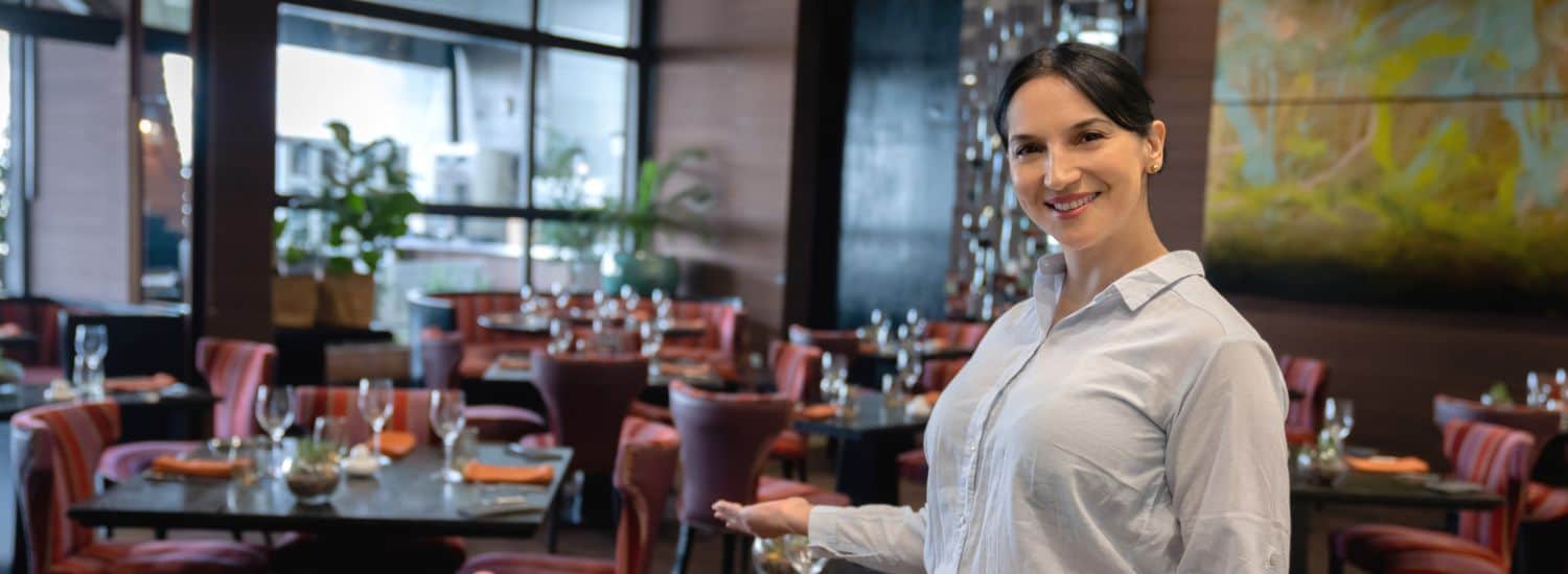 Hostess qual a função dela em um estabelecimento?