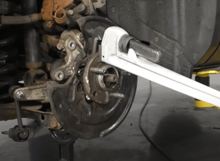 How to remove a stuck wheel bearing