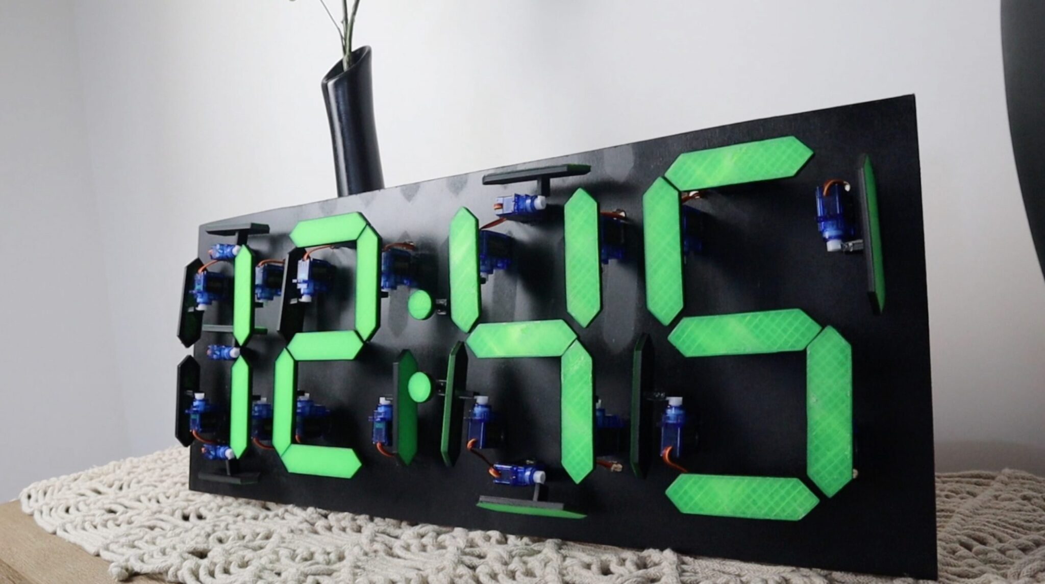 Reloj electromecánico de 7 segmentos hecho con un Arduino y 28 servos