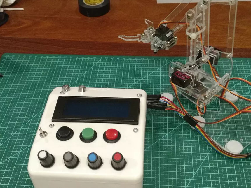 Tobor Brazo robot sencillo con servos controlado por Arduino