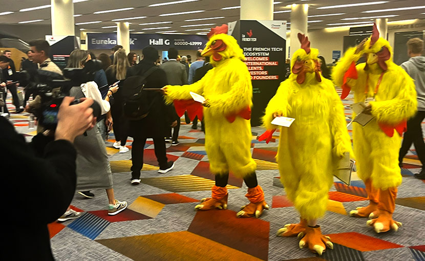 会場にいた謎の鳥集団