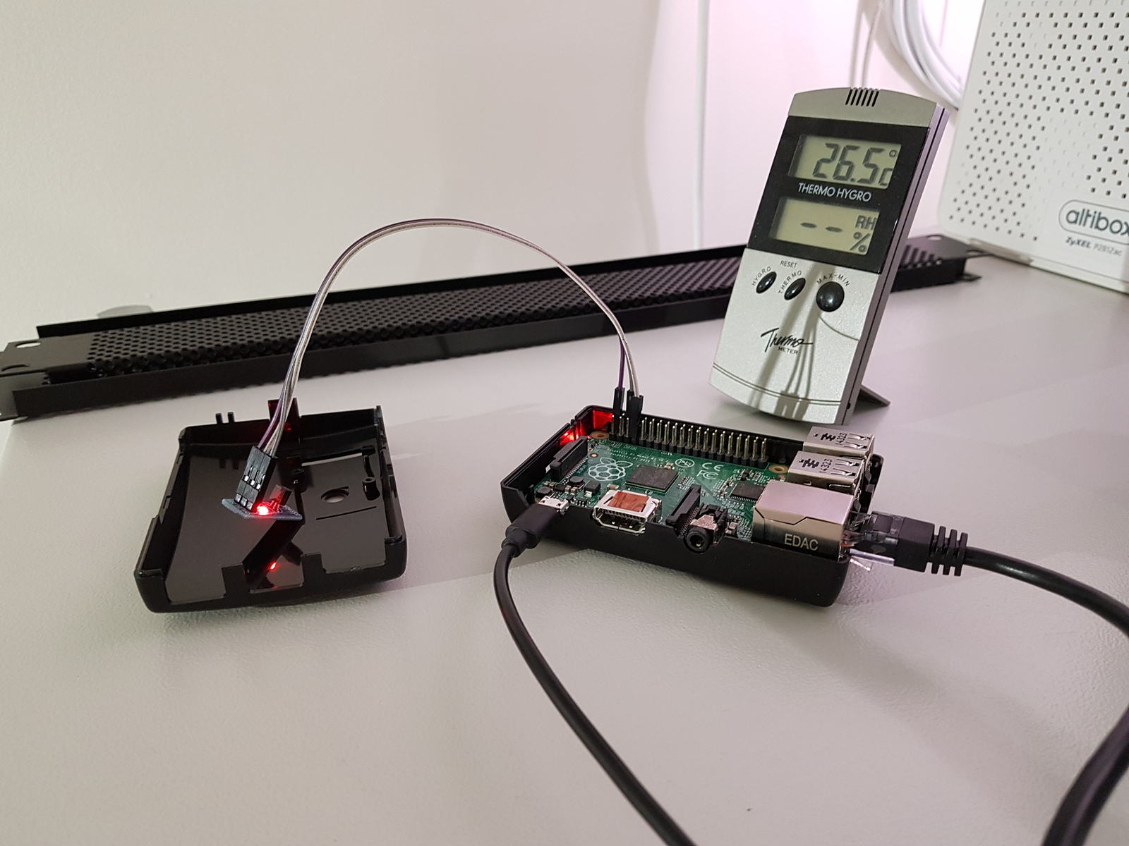 Raspberry Pi with DS18B20 temperature sensors Cavelab blog — Stories