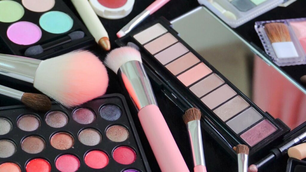 Can You Bring Makeup on a Plane? TSA Regulations Explained