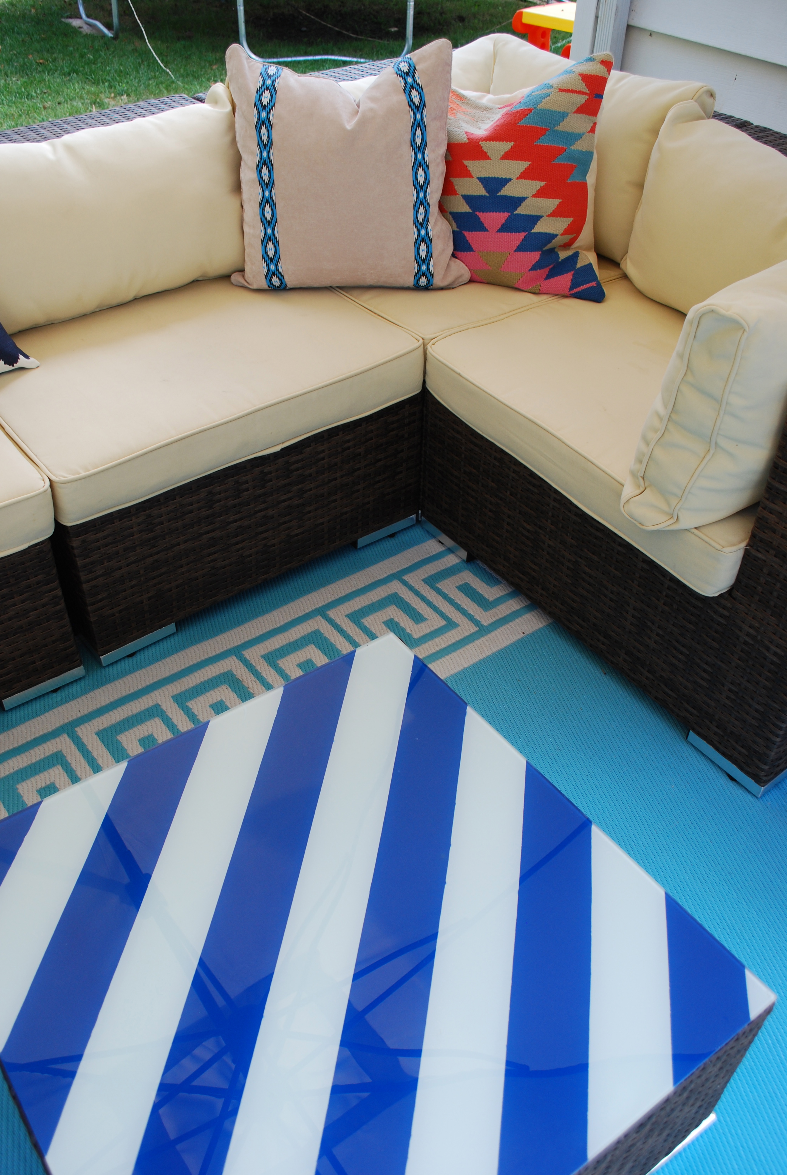 DIY STRIPED GLASS COFFEE TABLE TOP