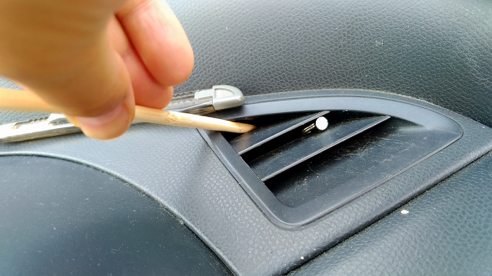 車のエアコンの排気口に落ちてしまった・・・ マサのライフワーク
