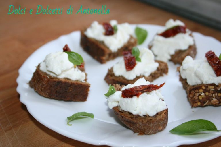 Tartine ricotta e pomodoro secco Dolci e Dolcetti di Antonella