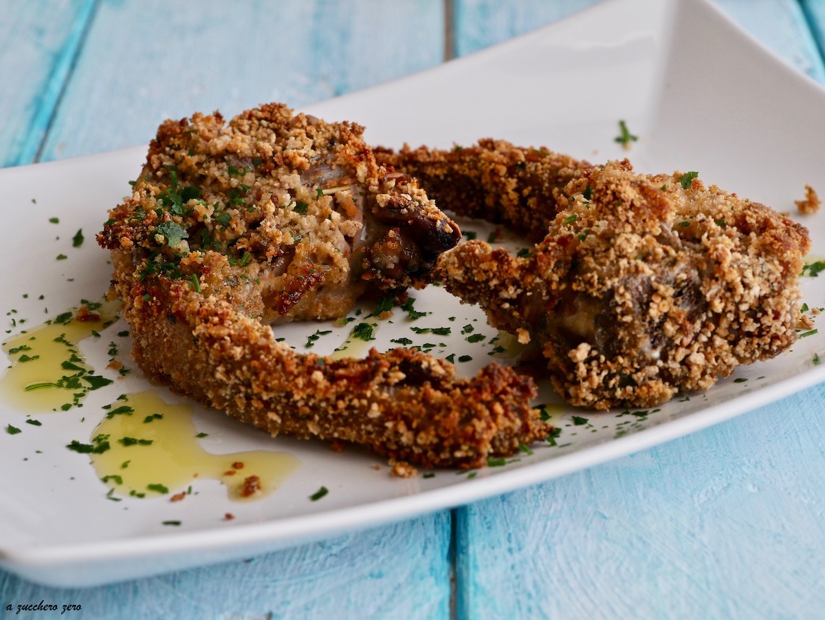 Costolette di agnello panate al forno profumate agli agrumi ed erbe