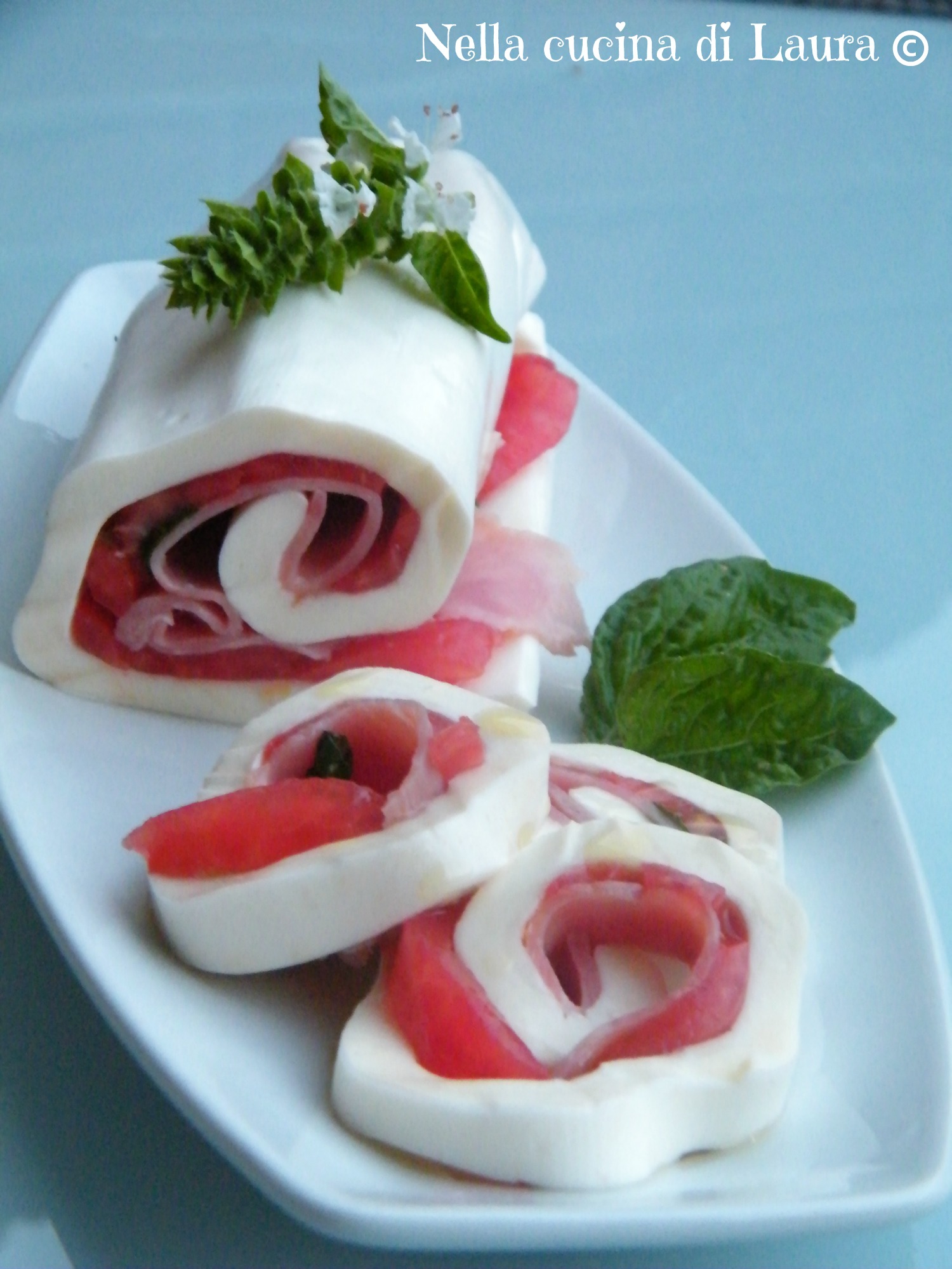 ROTOLO DI SFOGLIA DI MOZZARELLA CON POMODORI E PROSCIUTTO COTTO