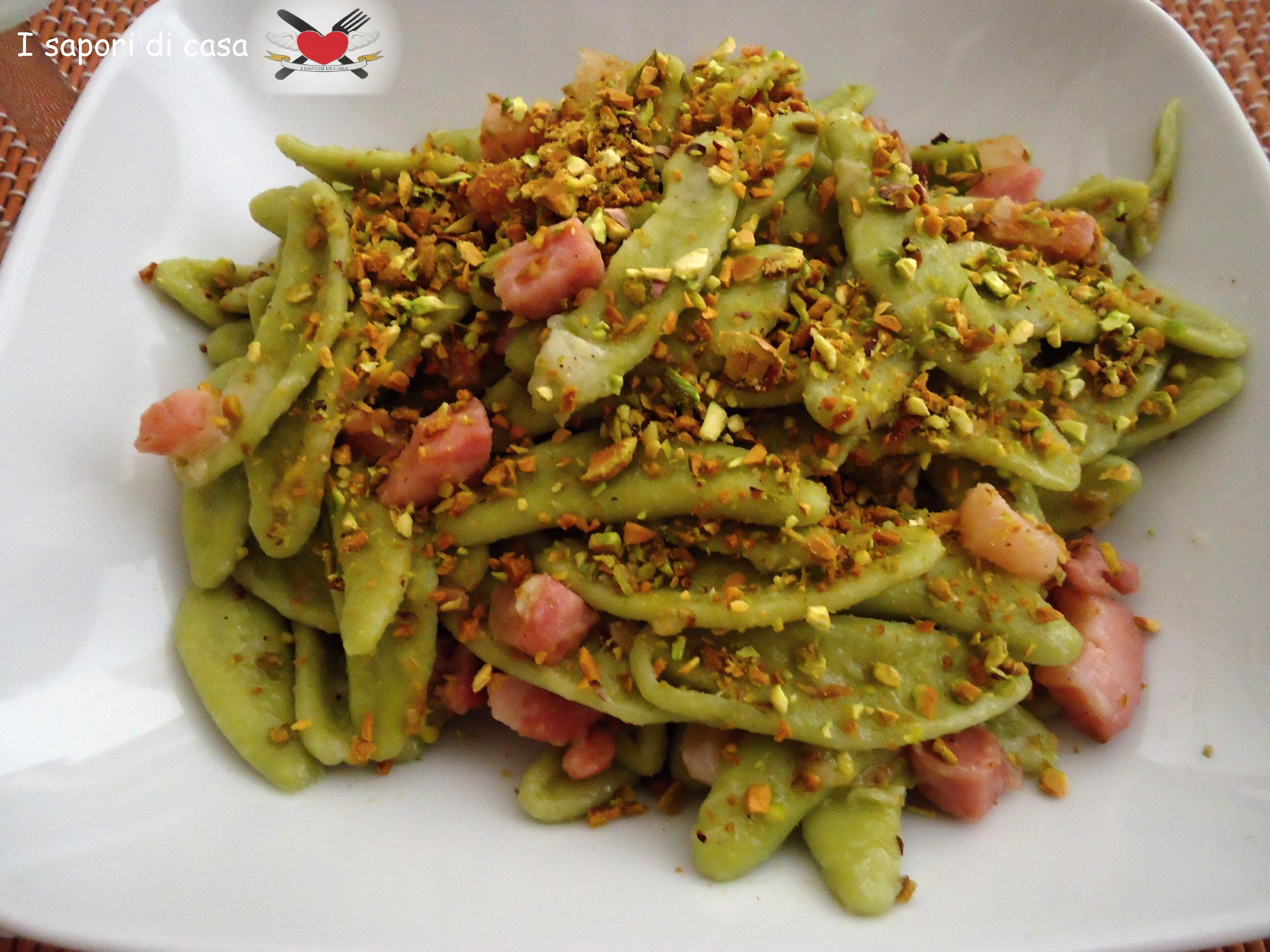 Pasta saporita con pancetta e granella di pistacchi