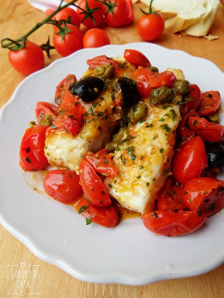 FILETTI DI MERLUZZO CON POMODORINI CAPPERI E OLIVE I SAPORI DI CASA