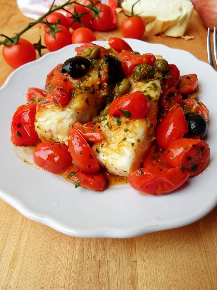 FILETTI DI MERLUZZO CON POMODORINI CAPPERI E OLIVE I SAPORI DI CASA