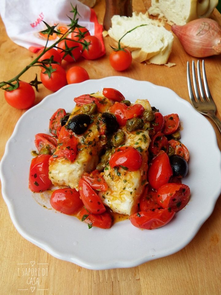 FILETTI DI MERLUZZO CON POMODORINI CAPPERI E OLIVE I SAPORI DI CASA