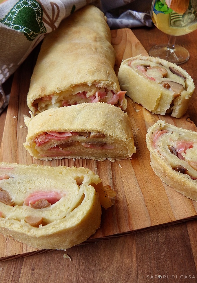 ROTOLO CON FUNGHI PROSCIUTTO E MOZZARELLA I Sapori di Casa