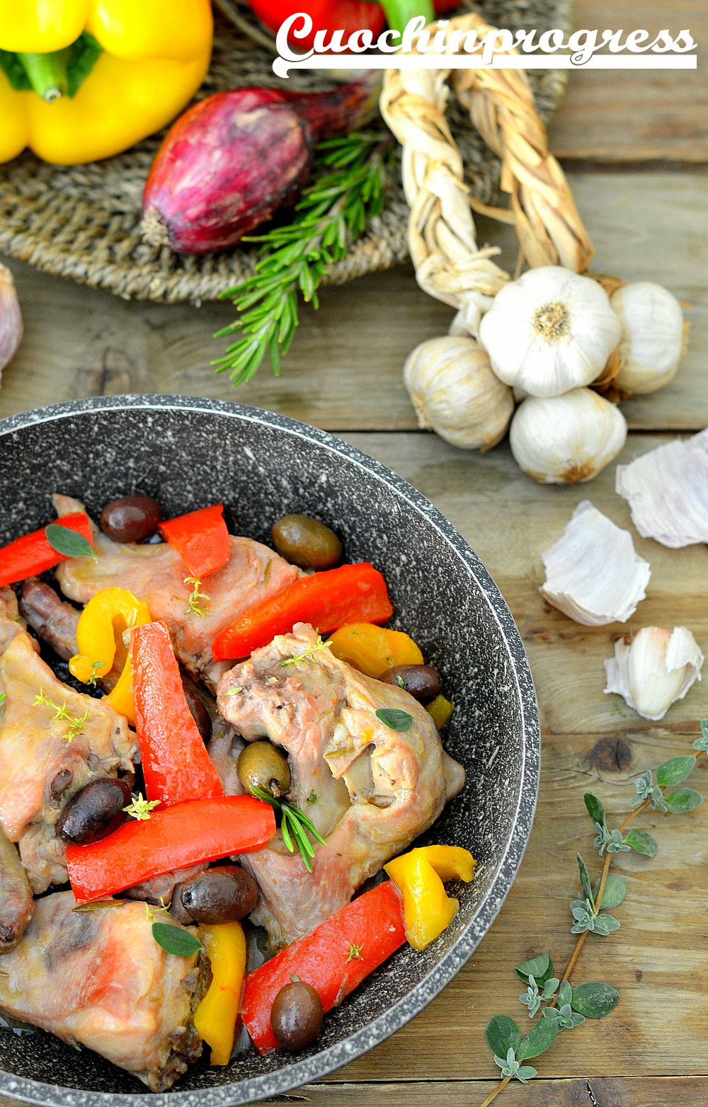 Coniglio peperoni e olive al profumo di timo e rosmarino