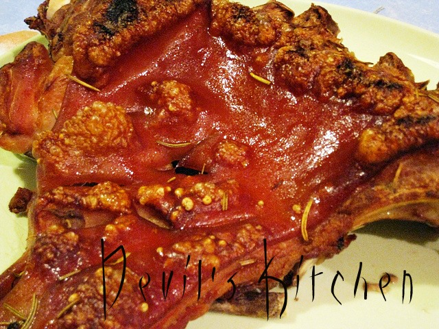 Maialino al forno croccante Tavolo pietra lavica