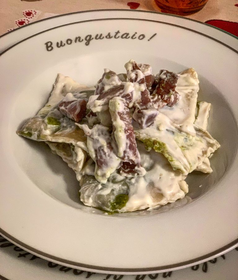 Ravioli al pesto di pistacchio con crema di formaggi e soppressata