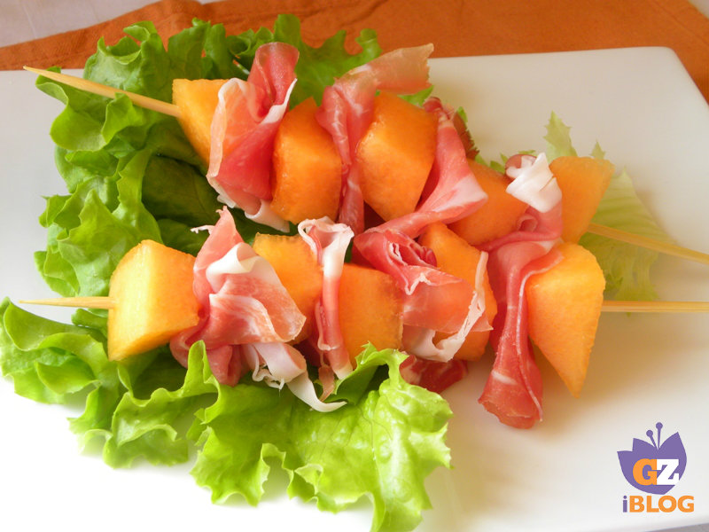 Spiedini di crudo e melone idea fingerfood per l'estate