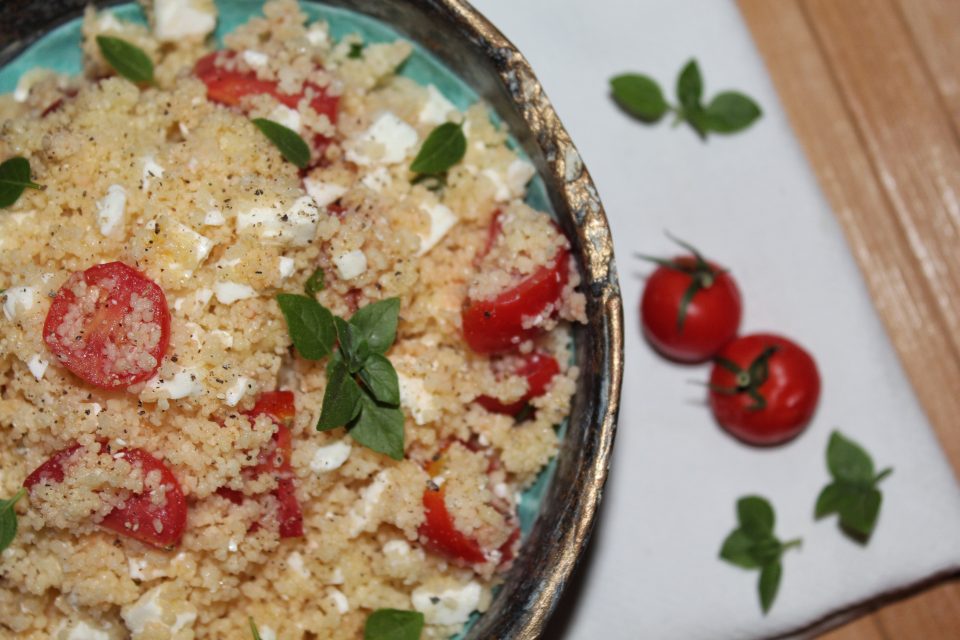 Cous cous con pomodorini e feta, ricetta facile e veloce In cucina