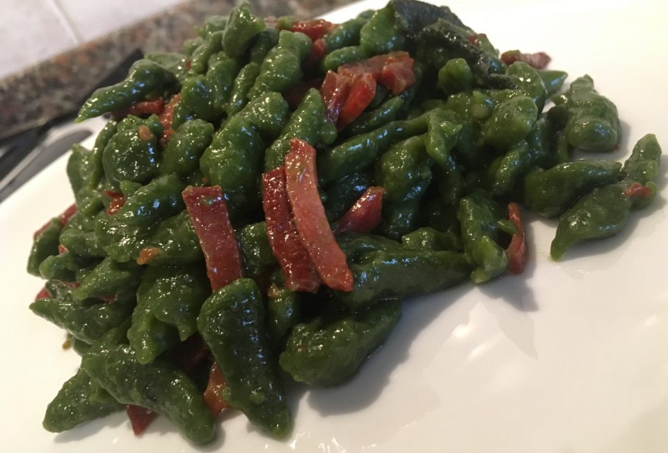 Spätzle alle spinaci con speck, burro fuso e salvia Cremona
