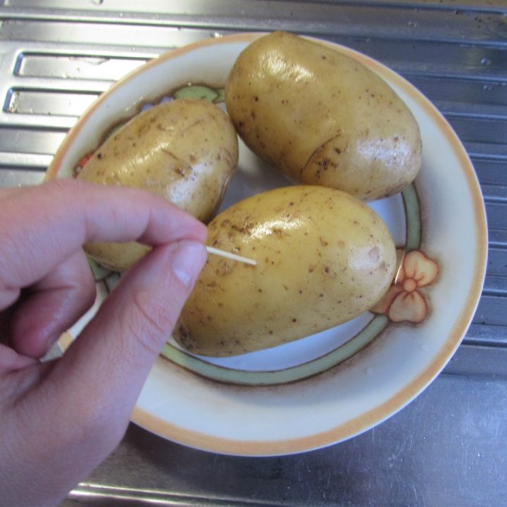 Come lessare le patate nel microonde senza acqua tempi e potenza in W