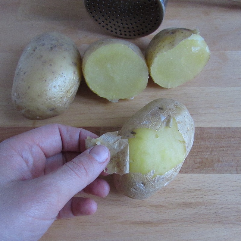 Come lessare le patate nel microonde senza acqua tempi e potenza in W