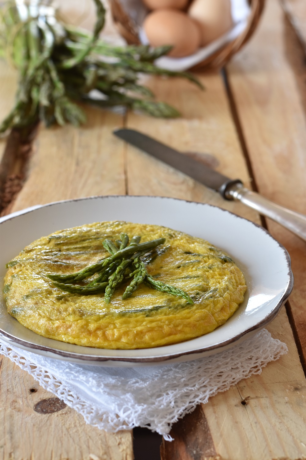 Saporita come mai, semplice da realizzare e dal successo garantito. Frittata con asparagi e formaggio pecorino, delizioso ...