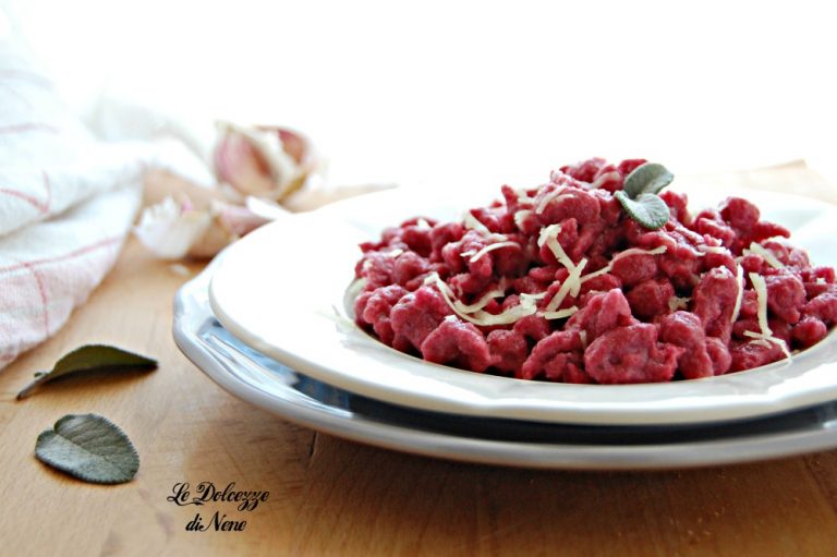 SPATZLE ALLA BARBABIETOLA ROSSA con burro e salvia
