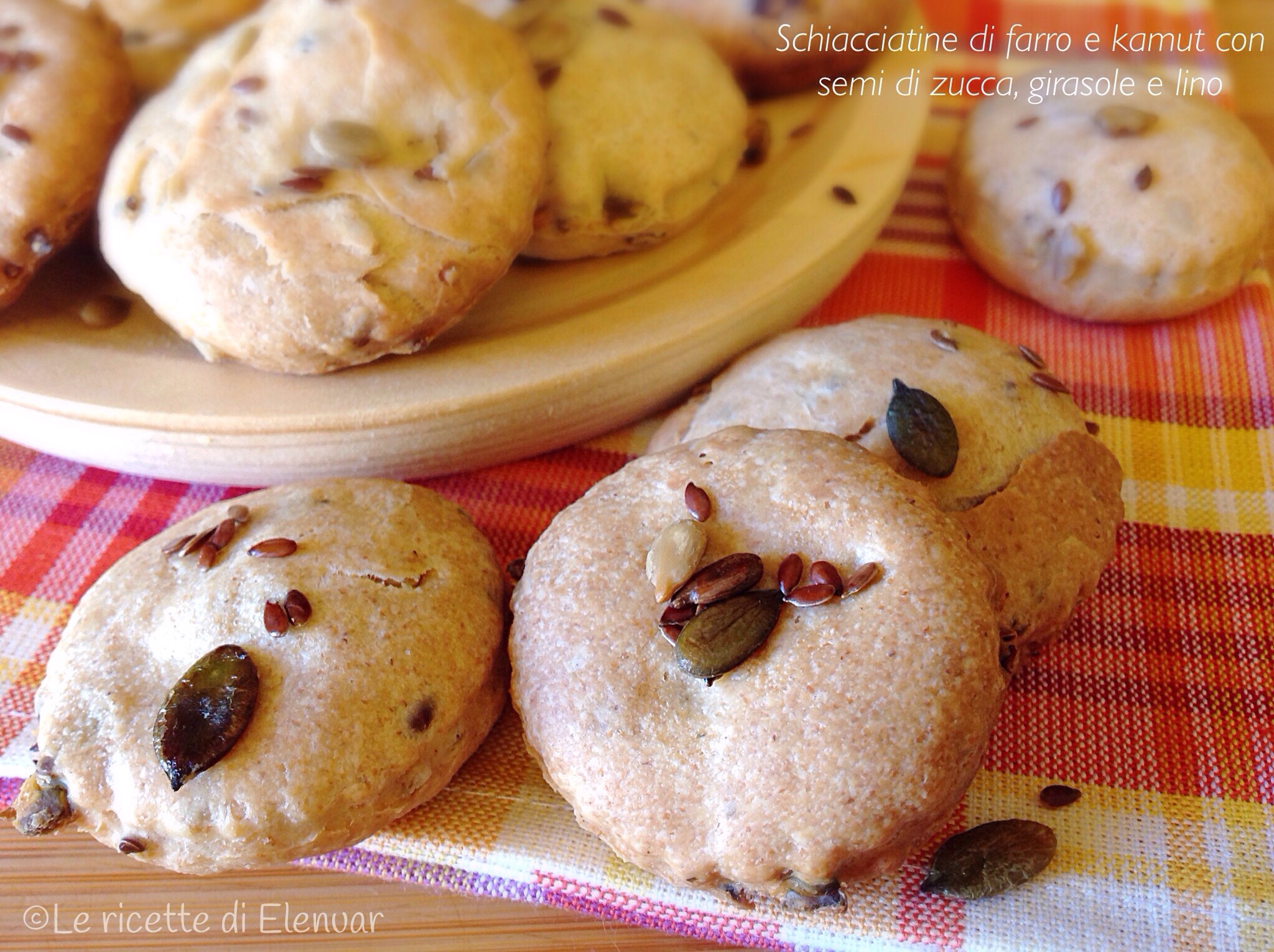 SCHIACCIATINE DI FARRO E KAMUT CON SEMI DI ZUCCA, GIRASOLE E LINO