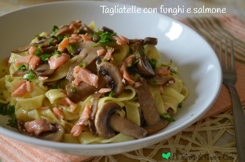 Tagliatelle con funghi e salmone